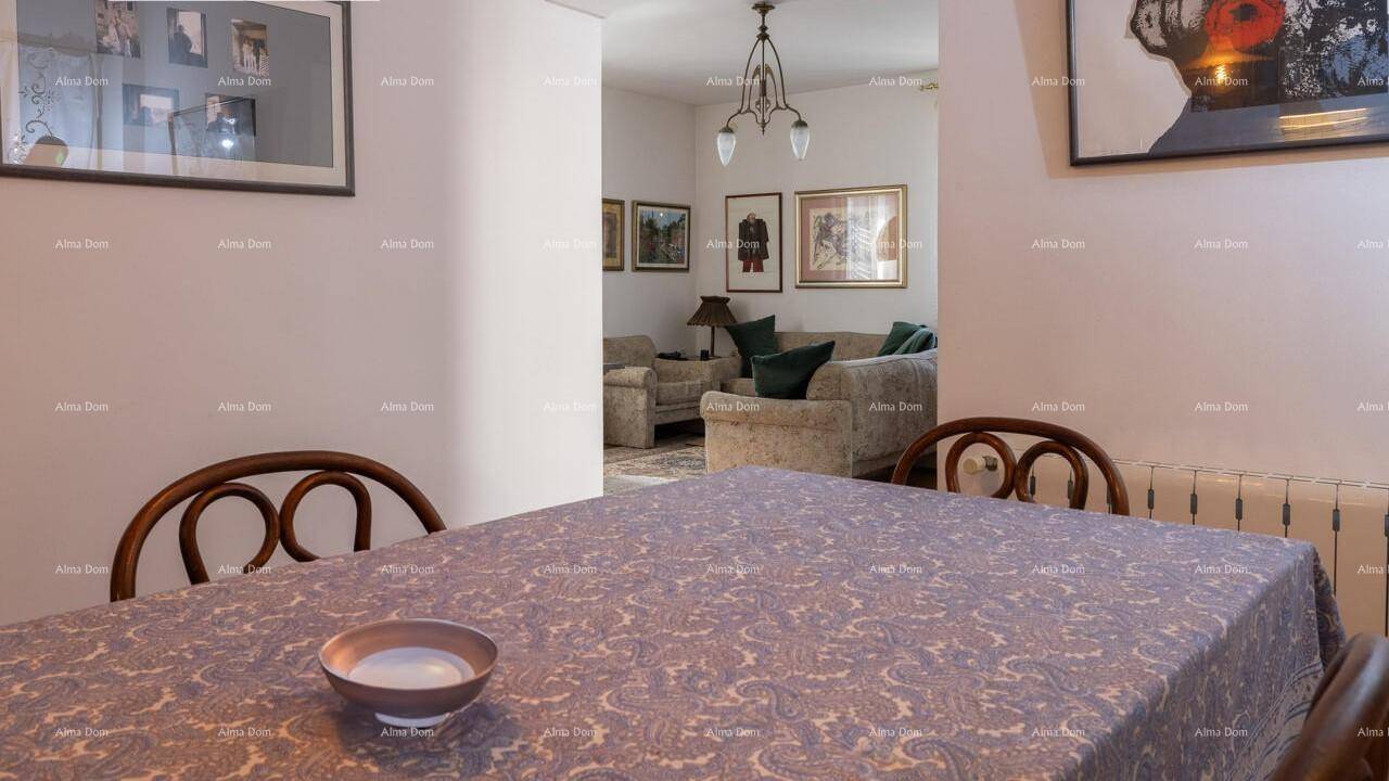 Essbereich mit gedecktem Tisch und Blick in das angrenzende Wohnzimmer.