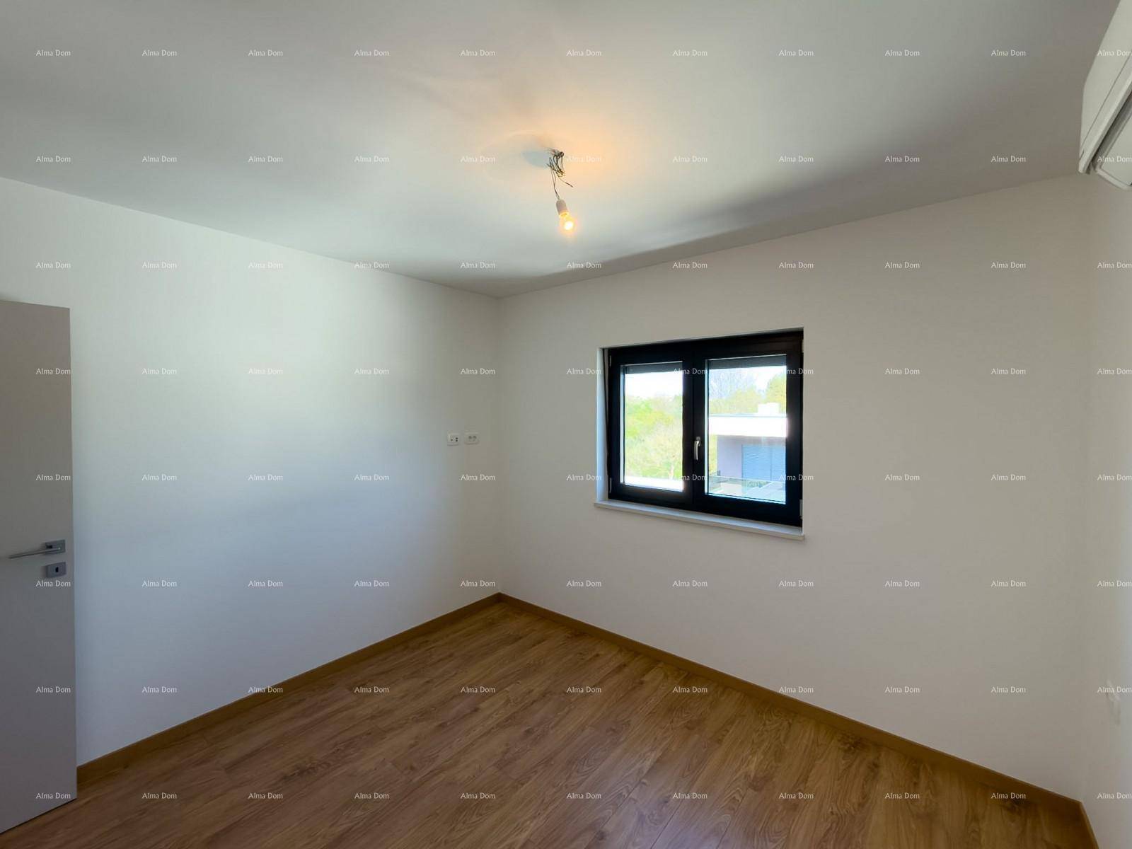 Geräumiges Schlafzimmer mit Holzfußboden, Klimaanlage und einem Fenster.