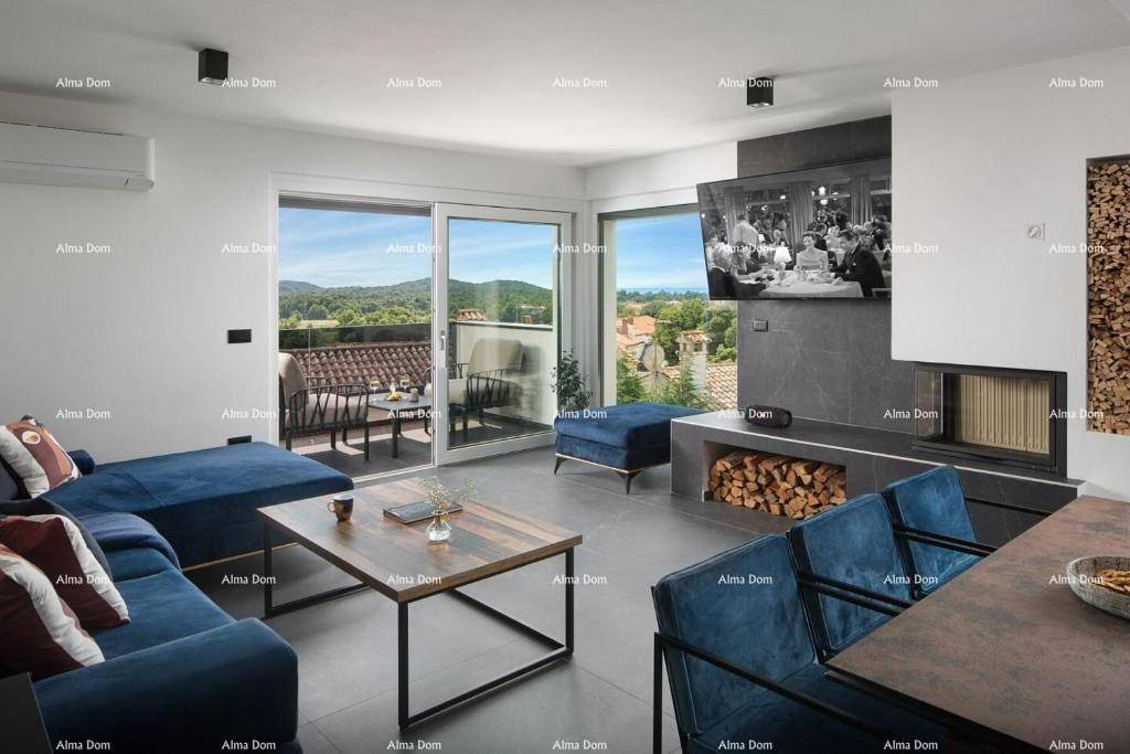 Helles Wohnzimmer mit bequemen Sofas, Kamin und Zugang zu einem Balkon mit Aussicht.