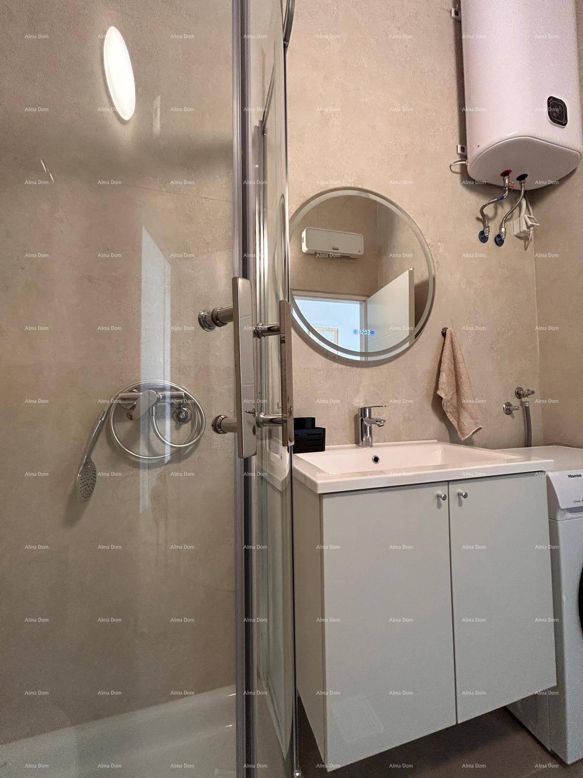 Helles Badezimmer mit Duschkabine, Waschbecken und Warmwasserboiler.