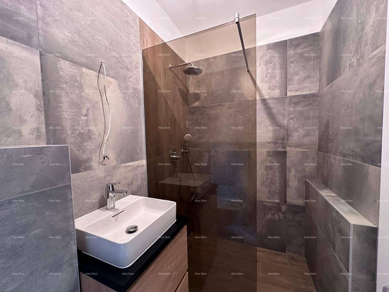 Modernes Badezimmer mit begehbarer Dusche, Aufsatzwaschbecken und dunklen Großformatfliesen.
