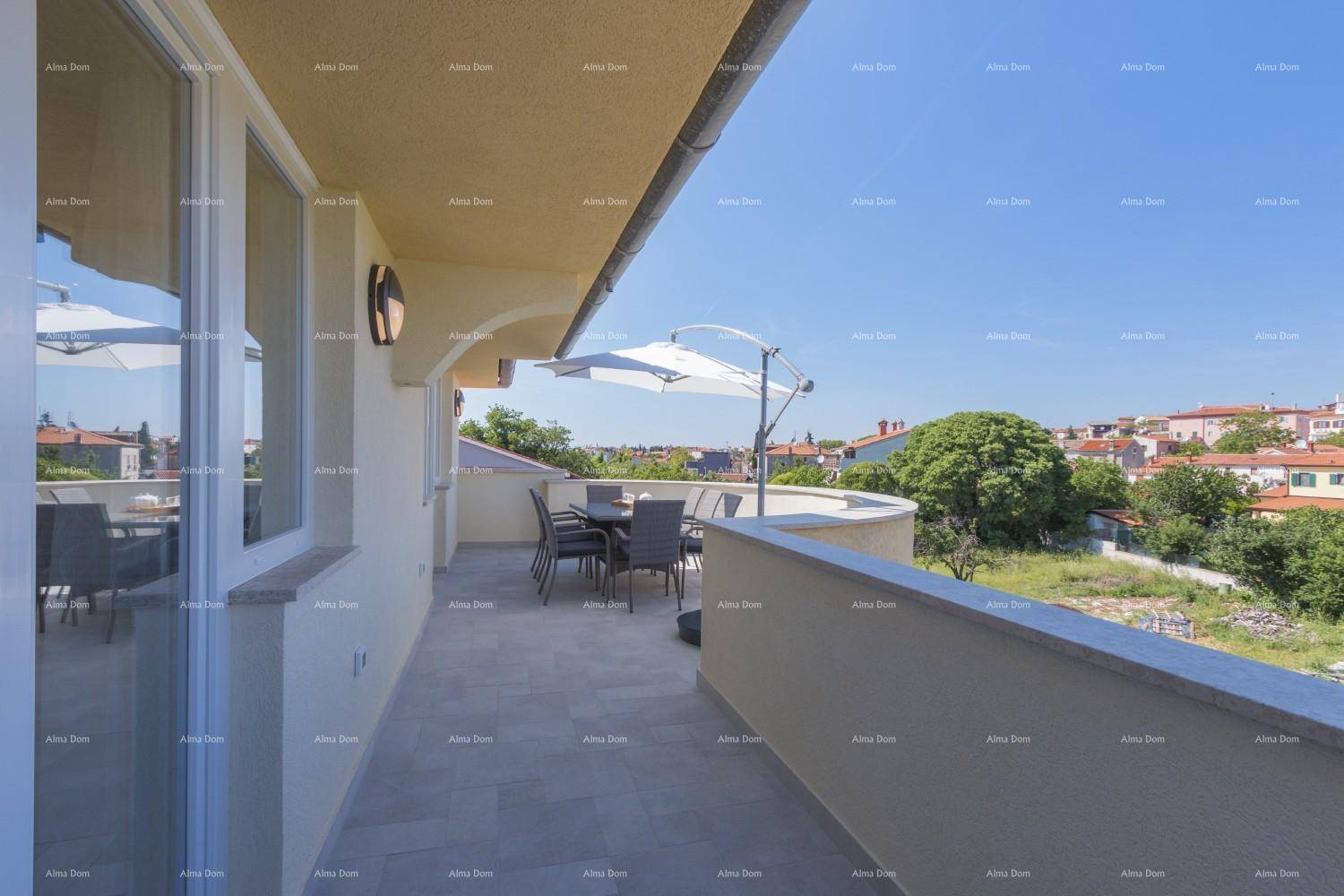 Weitläufige Terrasse mit Panoramablick über die Stadt und die umliegende Landschaft, ausgestattet mit Sitzgelegenheiten.