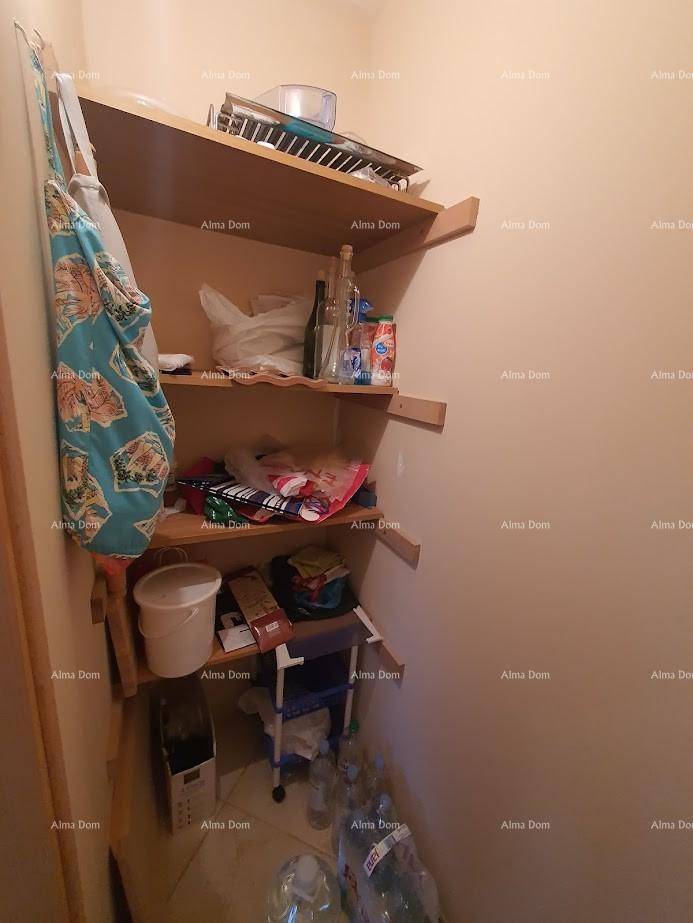 Praktischer Abstellraum mit Holzregalen für Lagerung und Vorräte.