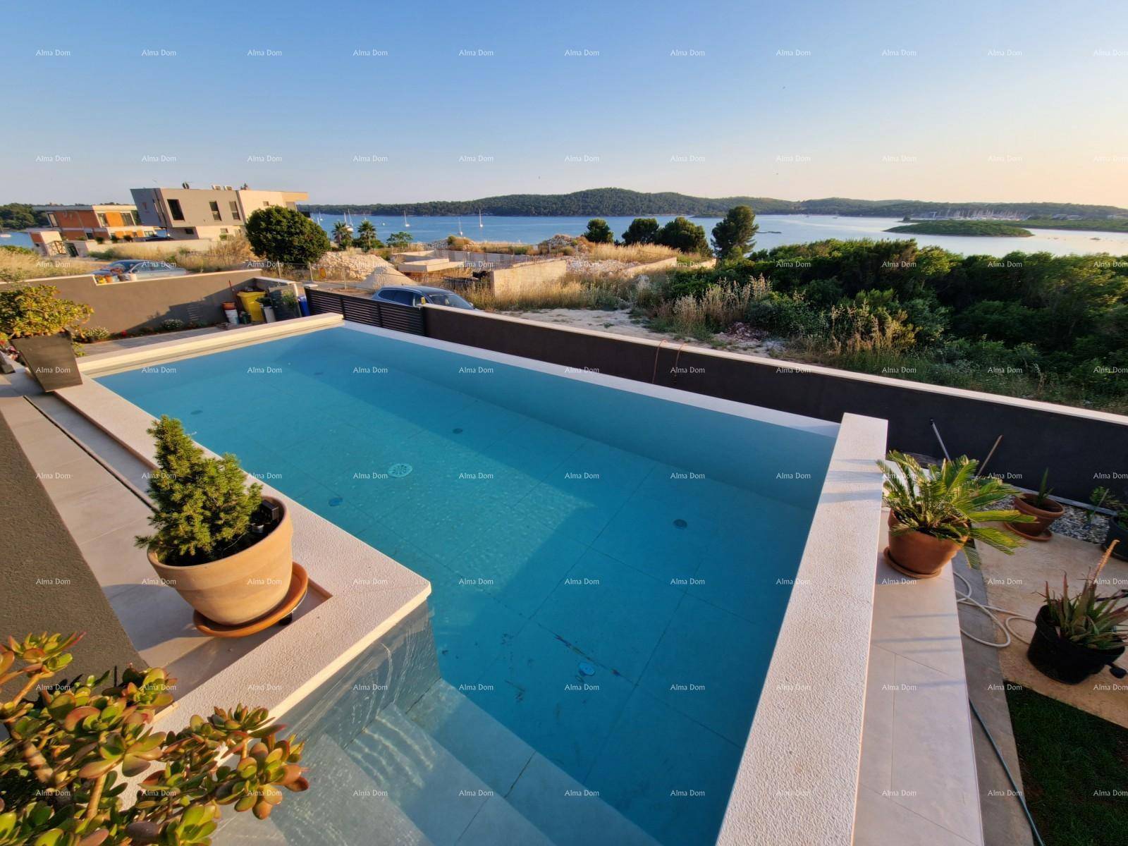 Großer Swimmingpool mit Panoramablick auf die Küste und das azurblaue Meer.