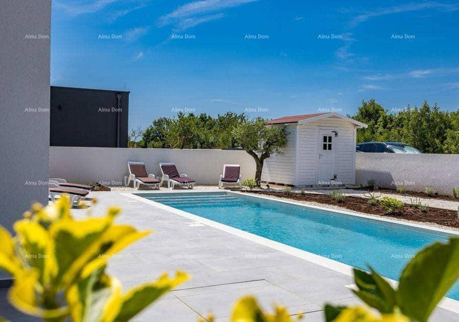 Entspannender Poolbereich mit Sonnenliegen und einem kleinen Gartenhaus im Hintergrund.