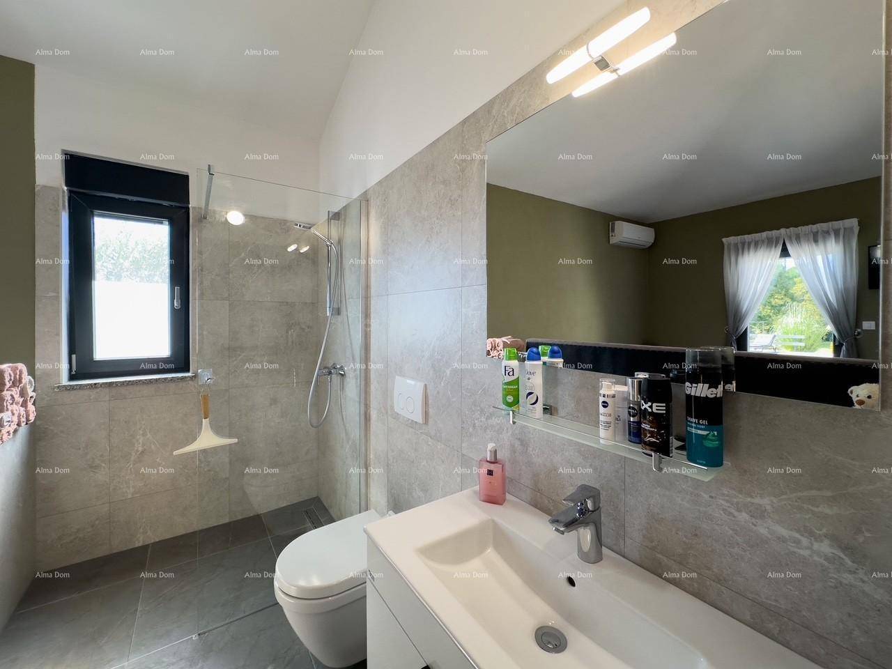 Helles Badezimmer mit großer Dusche, modernem Waschtisch und Fenster.