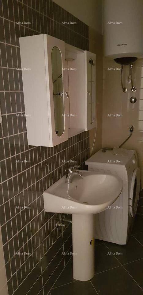 Modern gefliestes Badezimmer mit Waschbecken, Spiegelschrank und Waschmaschine.