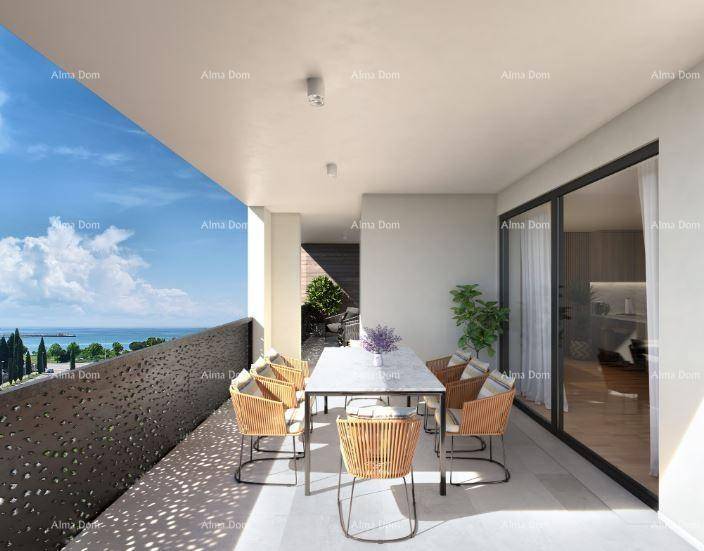 Geräumiger Balkon mit Meerblick, Esstisch und modernen Outdoor-Möbeln.