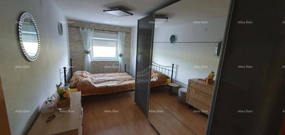 Helles Schlafzimmer mit Doppelbett, großem Spiegelschrank und Fenster für eine angenehme Atmosphäre.