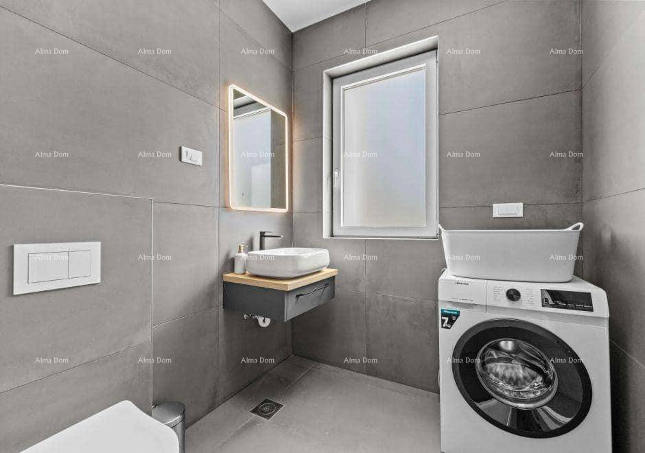 Praktischer Hauswirtschaftsraum mit Waschmaschine, Toilette und Fenster.