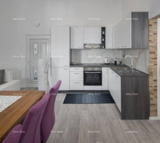 Funktionale Küche mit weißen und grauen Schränken, integriertem Backofen und Essbereich.