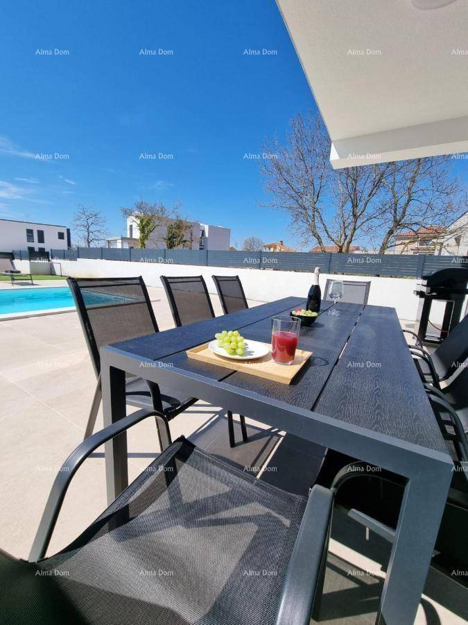Gemütlicher Essbereich im Freien auf der Terrasse mit Getränken und Obst für entspannte Stunden.