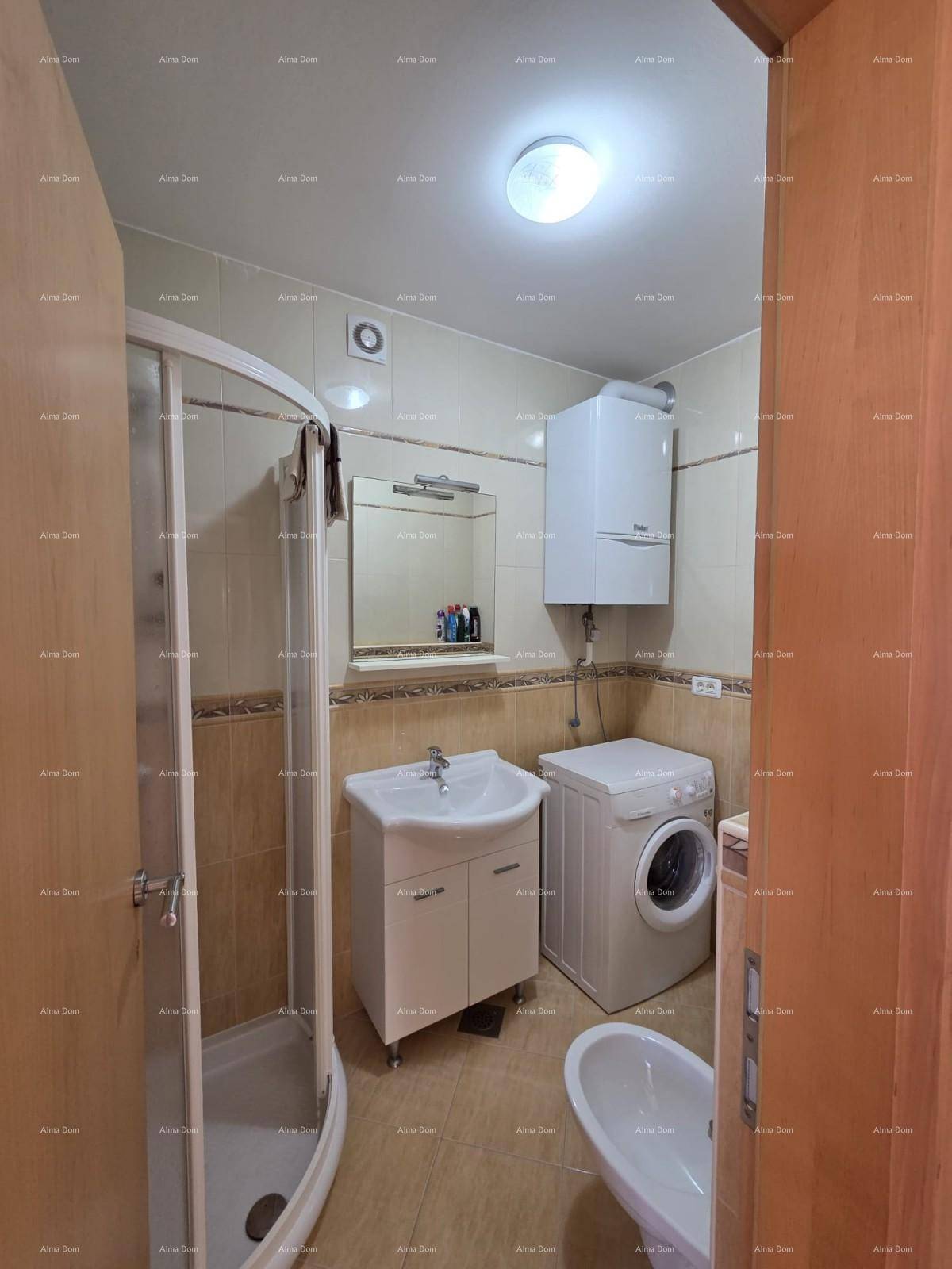 Badezimmer mit Dusche, Waschmaschine, Waschbecken und Fliesen an Wänden und Boden.