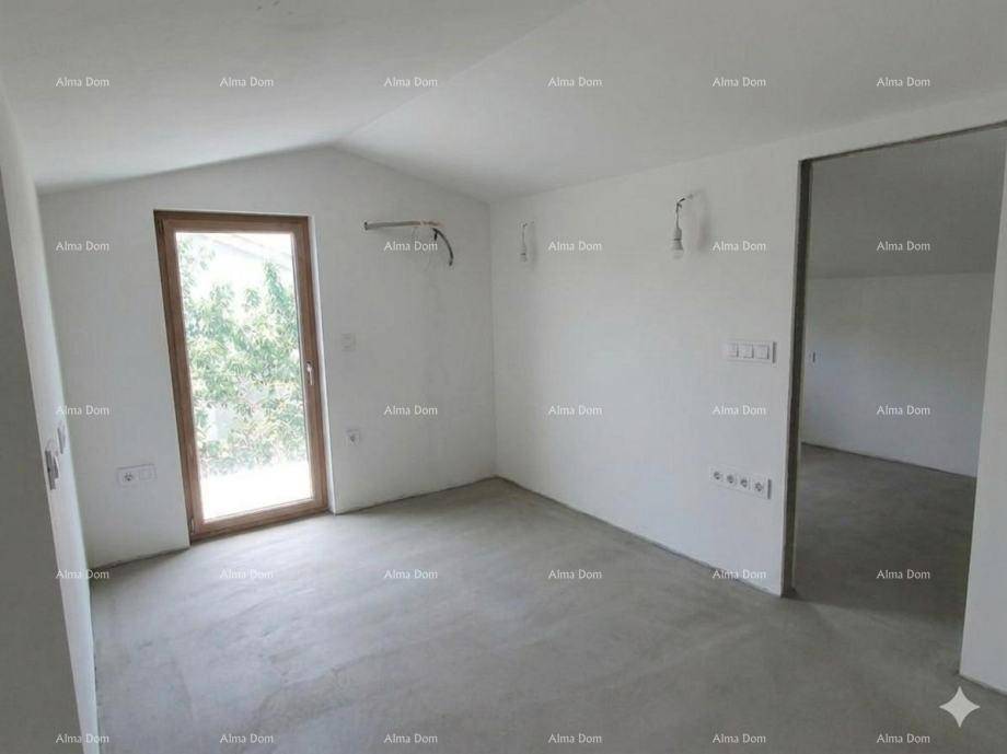 Unmöbliertes Zimmer mit Dachschräge, großem Fenster und Betonboden, ideal als Schlafzimmer.