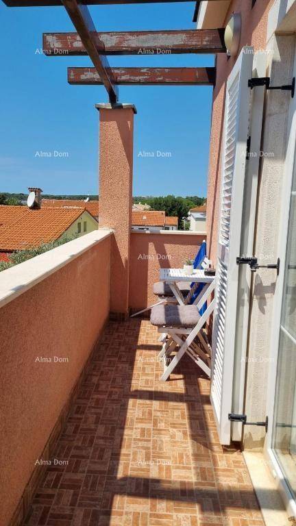 Sonniger Balkon mit Fliesenboden und Pergola, ideal für entspannte Stunden im Freien.