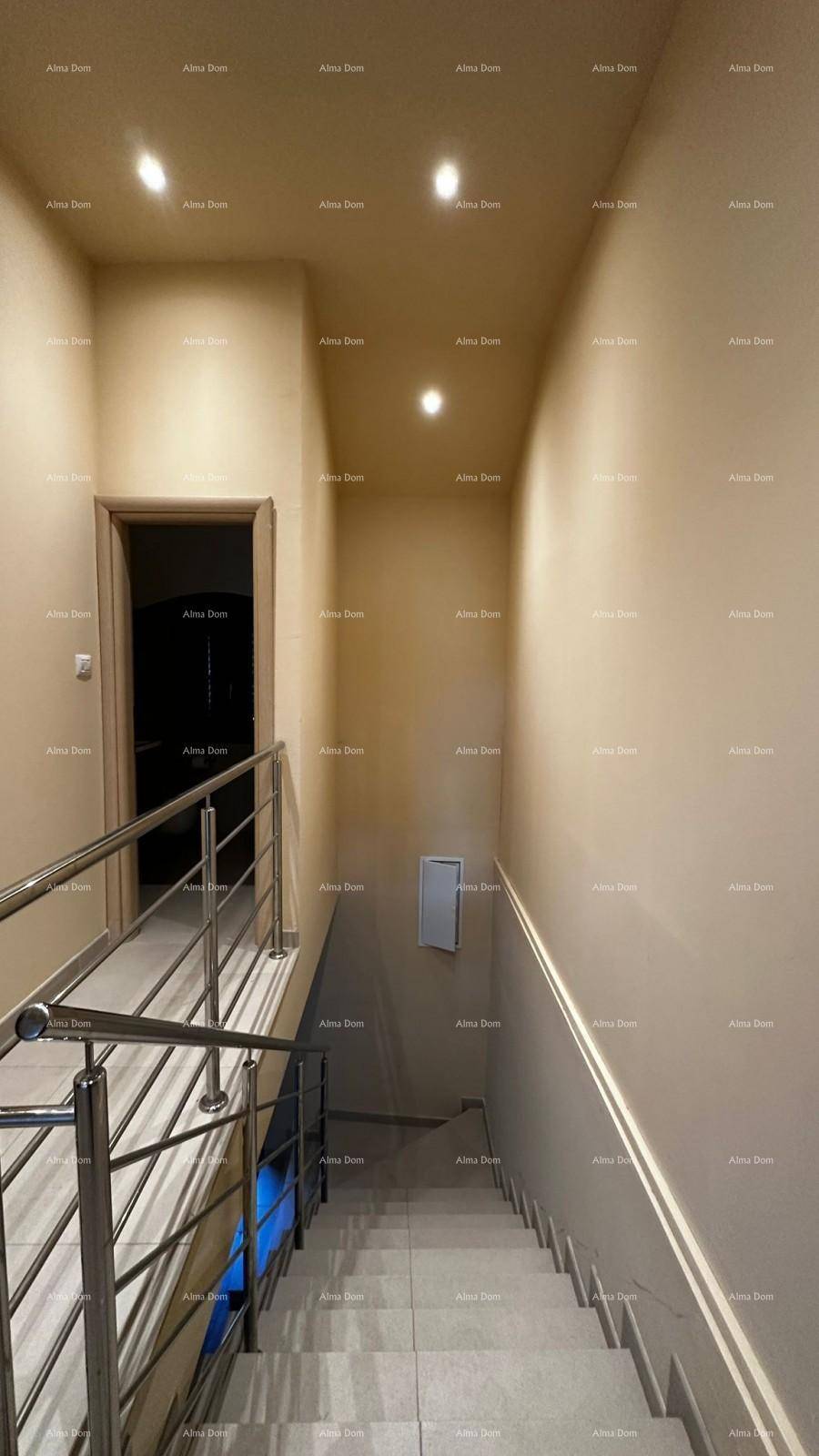 Treppenhaus mit modernem Metallgeländer und Zugang zu weiteren Räumen.