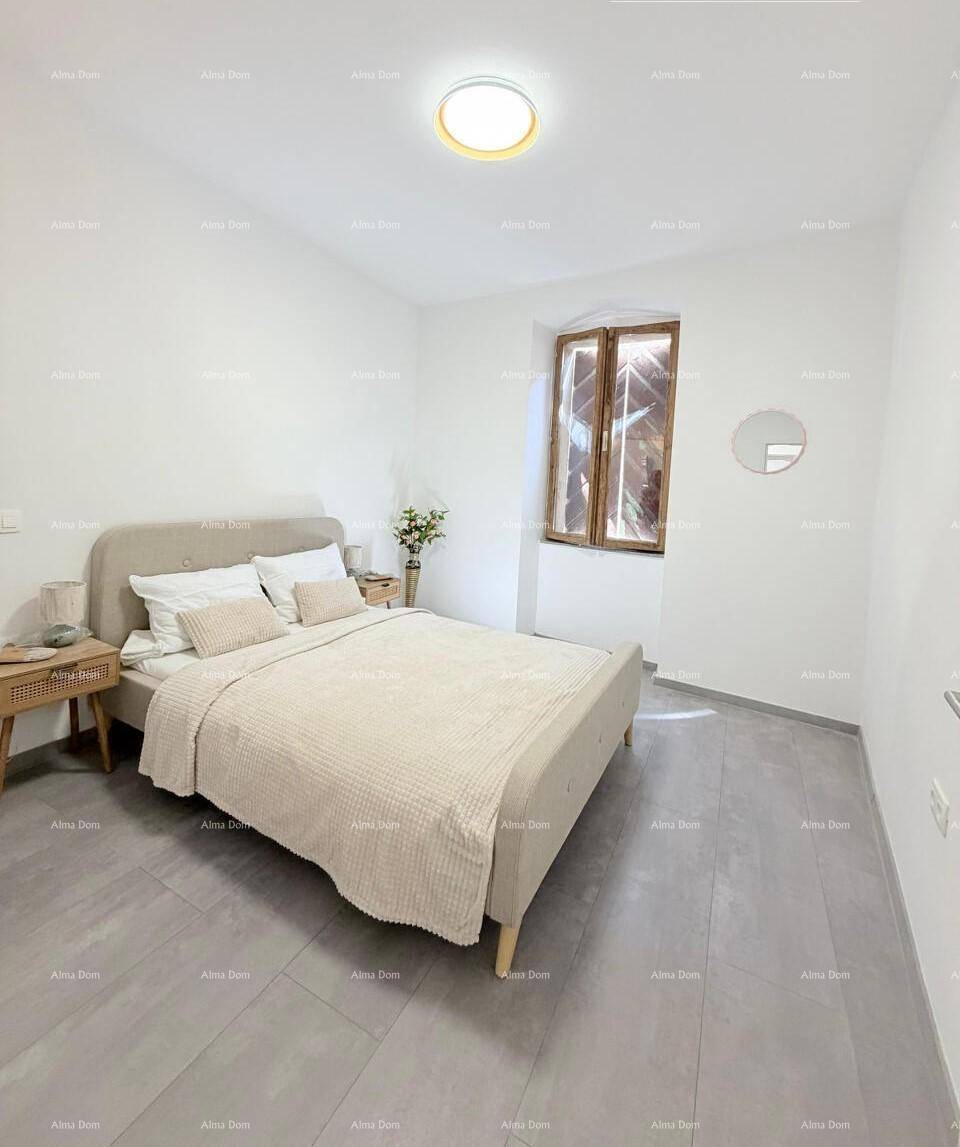 Modernes Schlafzimmer mit Doppelbett, Nachttischen und einem Fenster mit Holzakzenten.