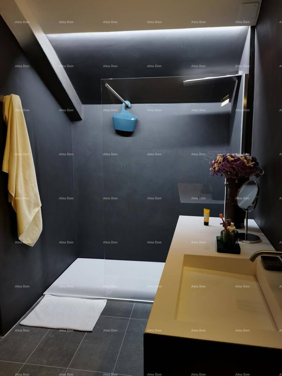 Elegantes Badezimmer mit begehbarer Dusche, modernem Waschtisch und dunklen Wänden.
