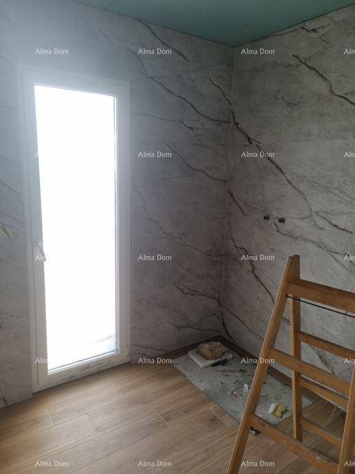 Badezimmer im Bau mit modernen Marmor-Effekt-Fliesen und einem großen Fenster.