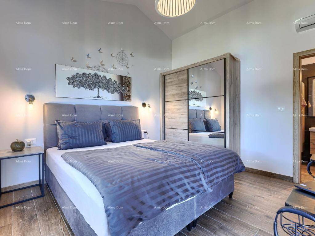 Modernes Schlafzimmer mit Doppelbett, Spiegelschrank und Holzboden.