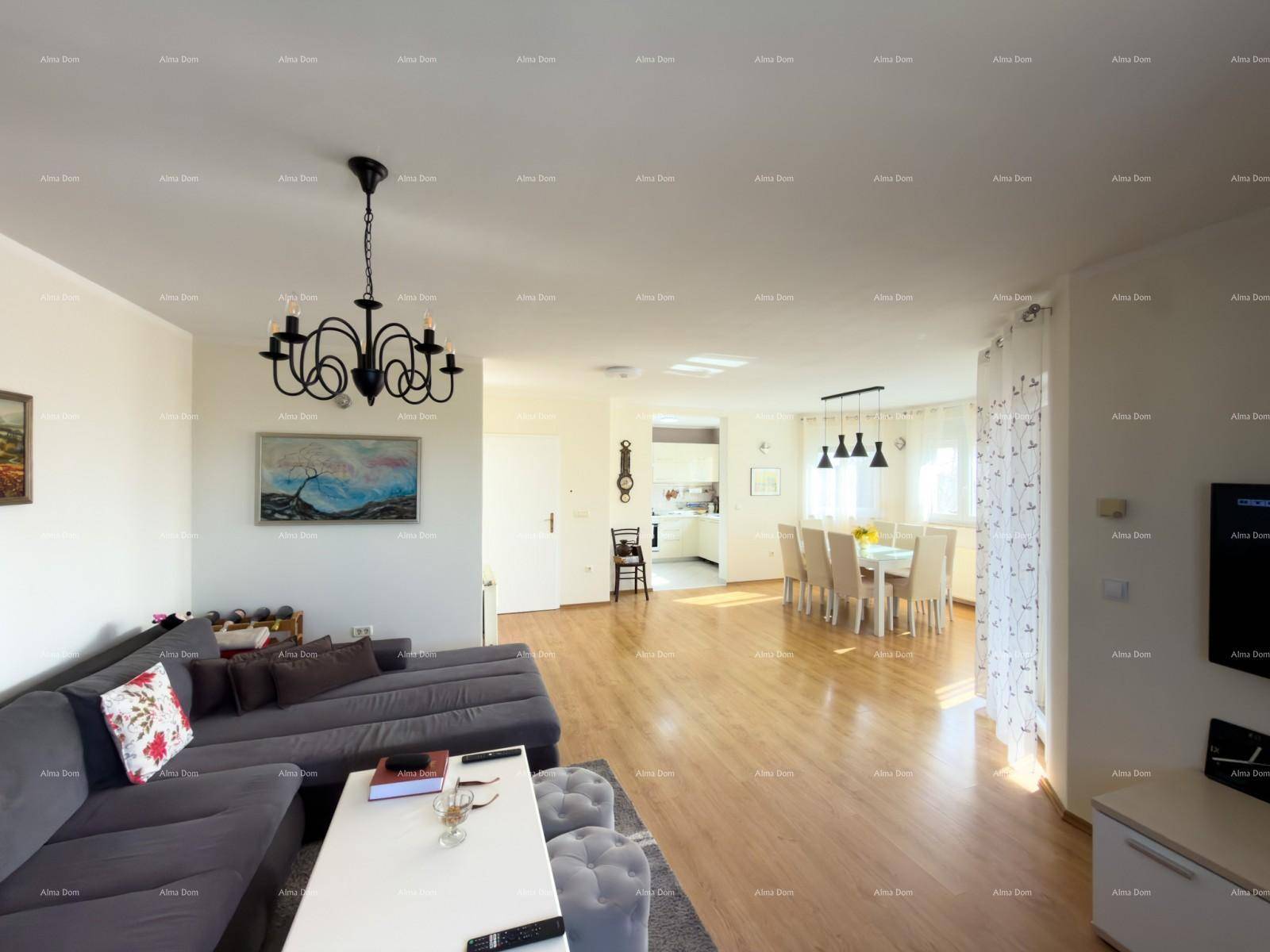 Gemütlicher Wohnbereich mit großem Sofa, Holzboden und Übergang zum Essbereich.