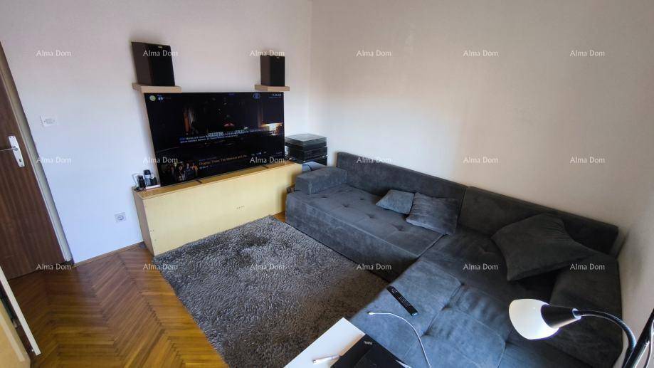 Wohnzimmer mit großem Fernseher, Soundsystem und bequemer Eckcouch für entspannte Abende.