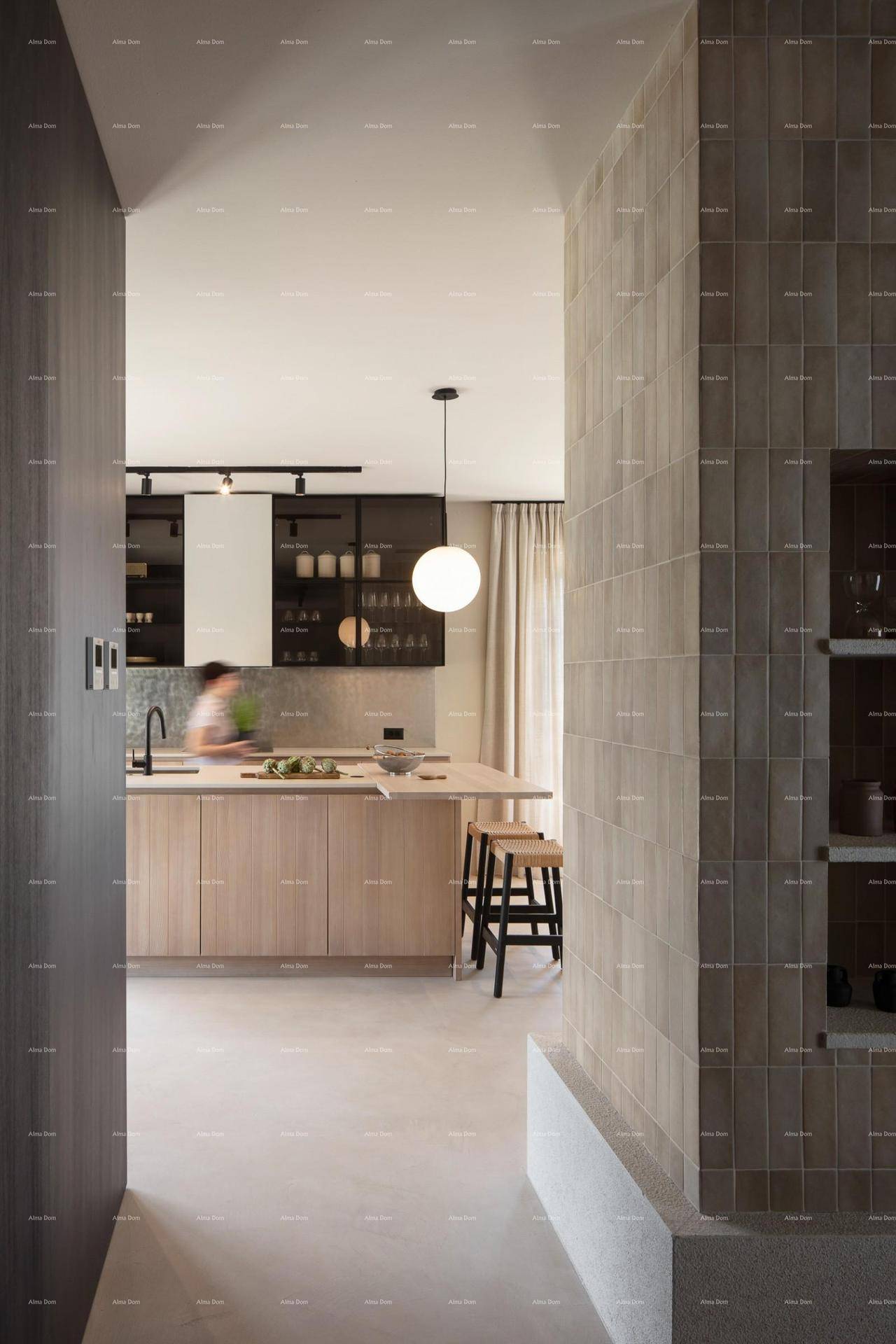 Moderne Küche mit Holzfronten, Kochinsel und minimalistischer Beleuchtung.