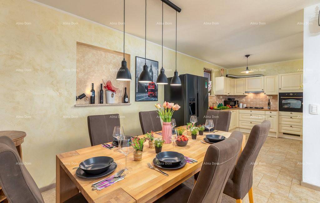 Einladender Essbereich mit gedecktem Holztisch, modernen Pendelleuchten und offener Verbindung zur Küche.