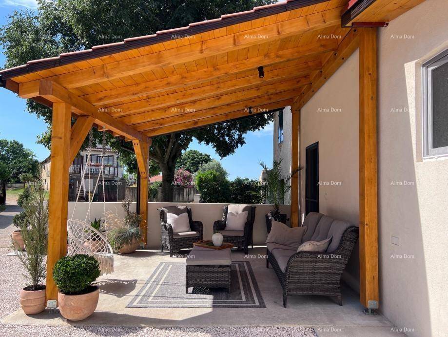 Überdachte Terrasse mit bequemen Gartenmöbeln, Holzdach und Pflanzen, ideal für Entspannung im Freien.