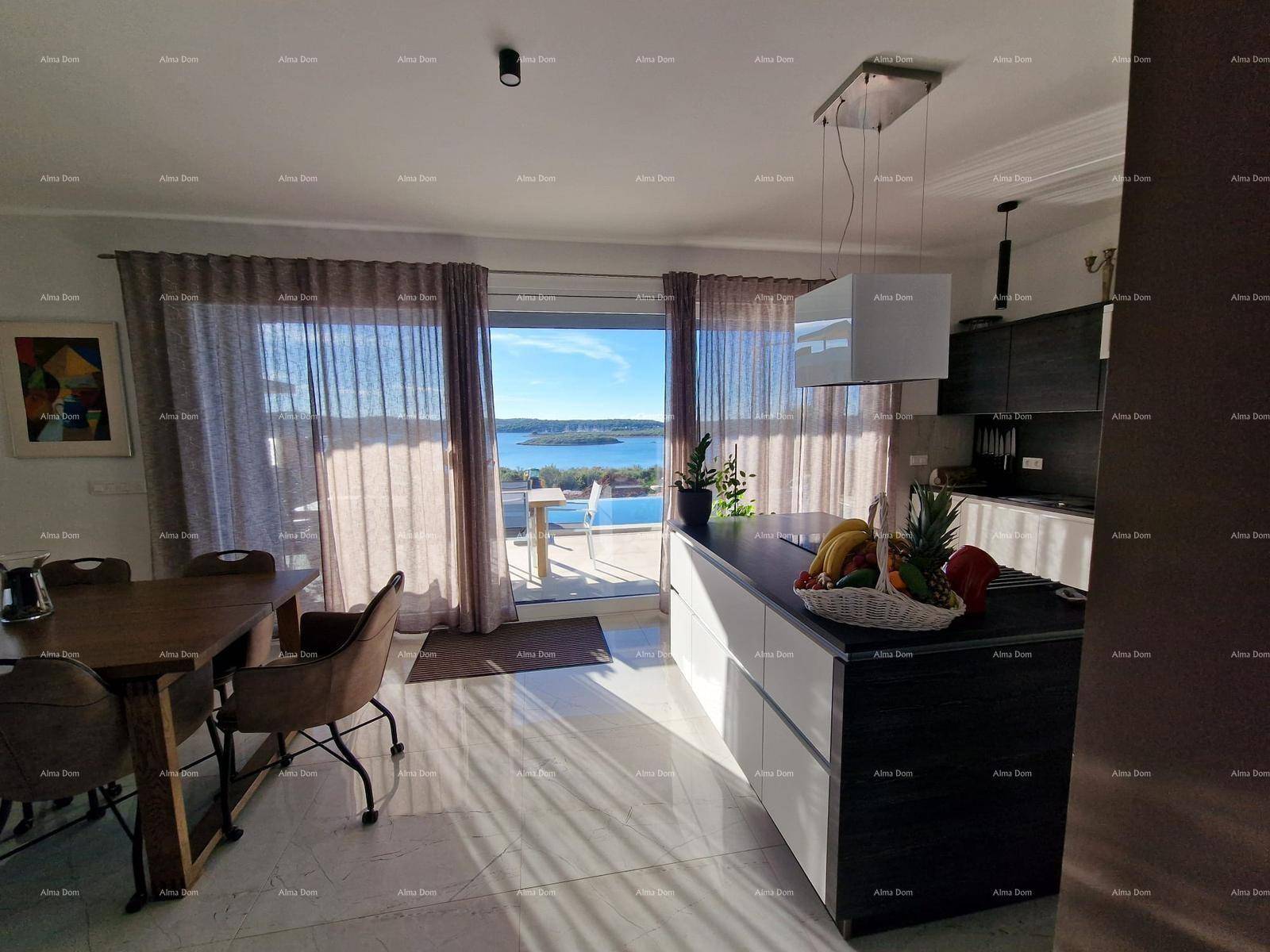 Offene Küche und Essbereich mit direktem Zugang zur Terrasse und Meerblick.