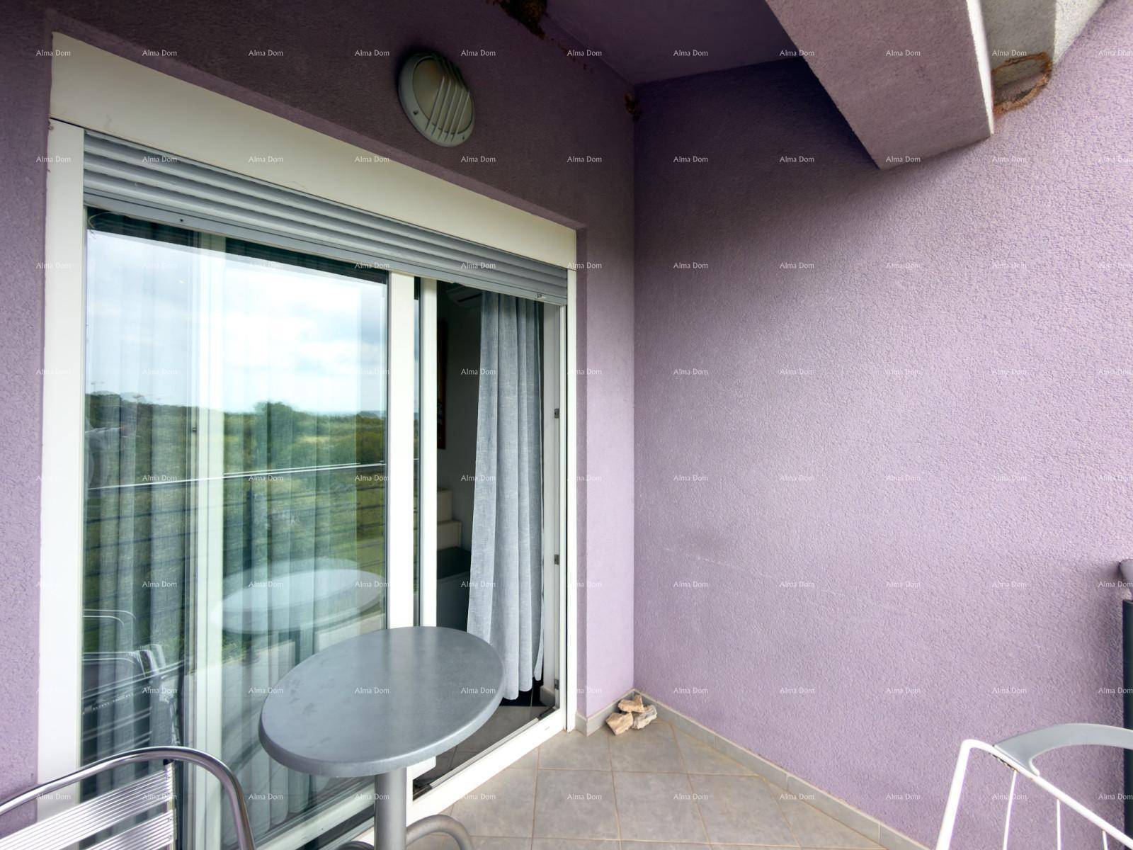 Kleiner Balkon mit Tisch und Stühlen, ideal für entspannte Stunden im Freien.