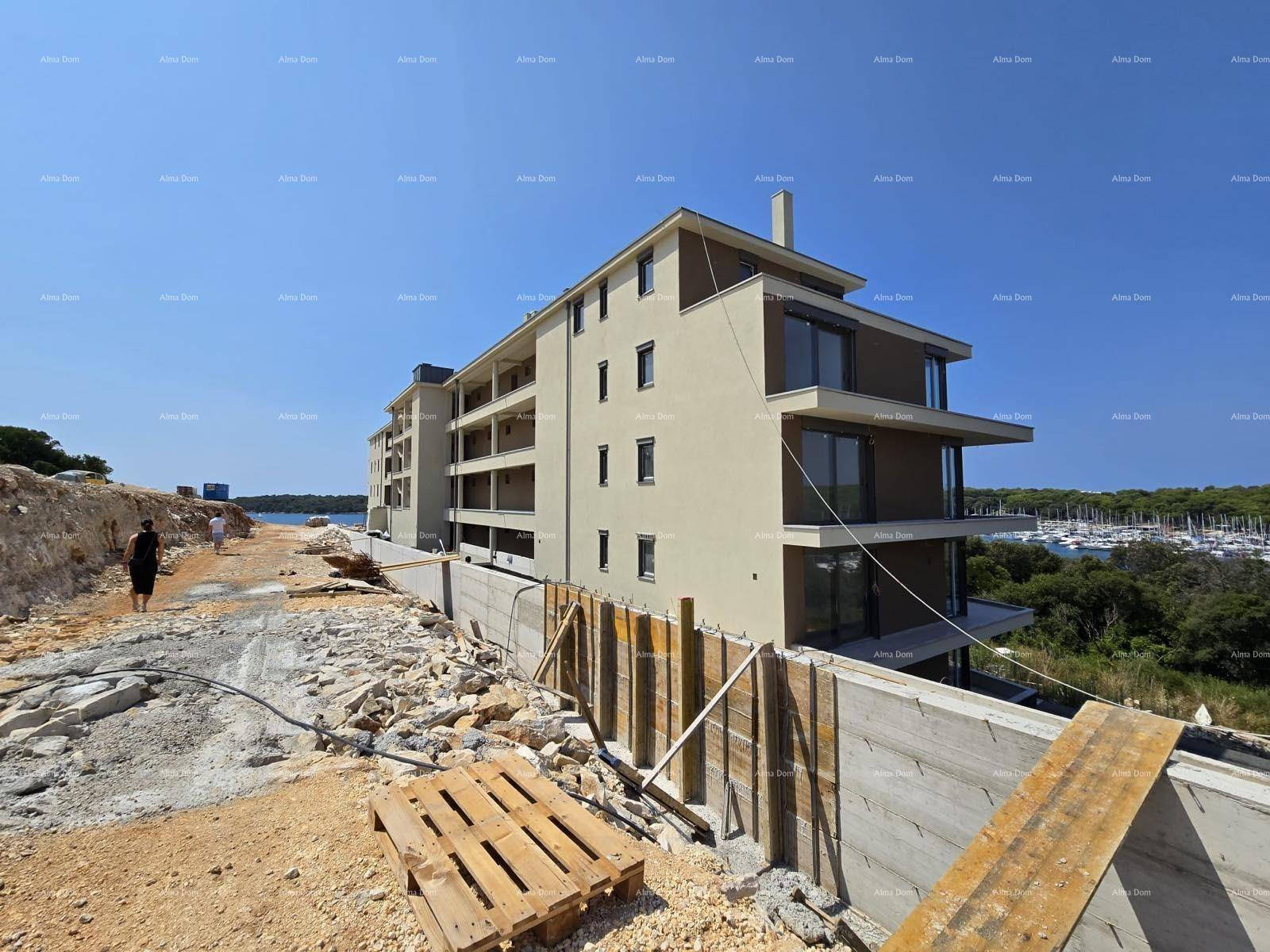 Neues Gebäude mit moderner Architektur, beiger Fassade und Blick auf das Wasser.