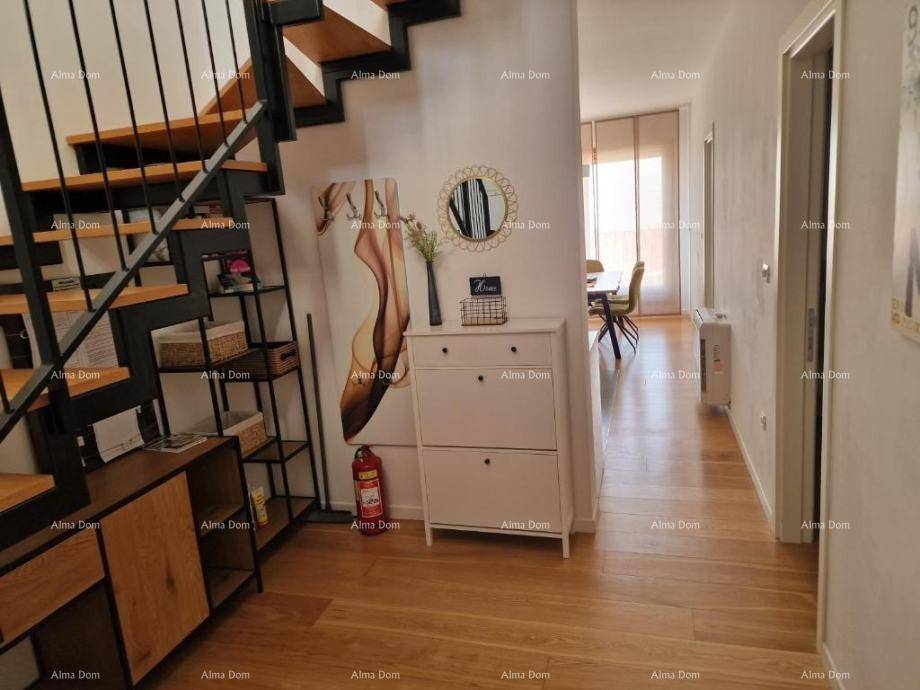 Eingangsbereich mit Holztreppe, Schuhschrank und Blick in den Essbereich.