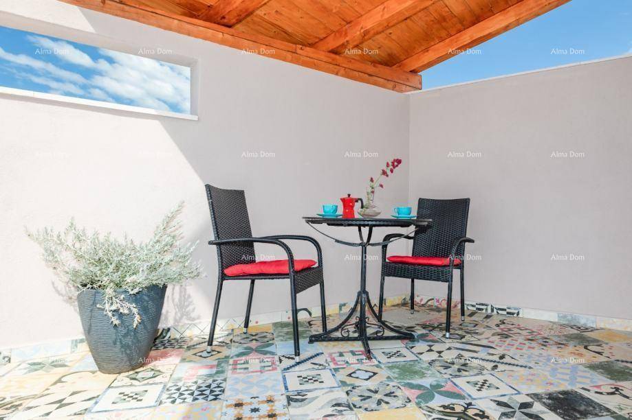 Kleiner Balkon mit bunten Fliesen und Sitzgelegenheiten für entspannte Momente im Freien.