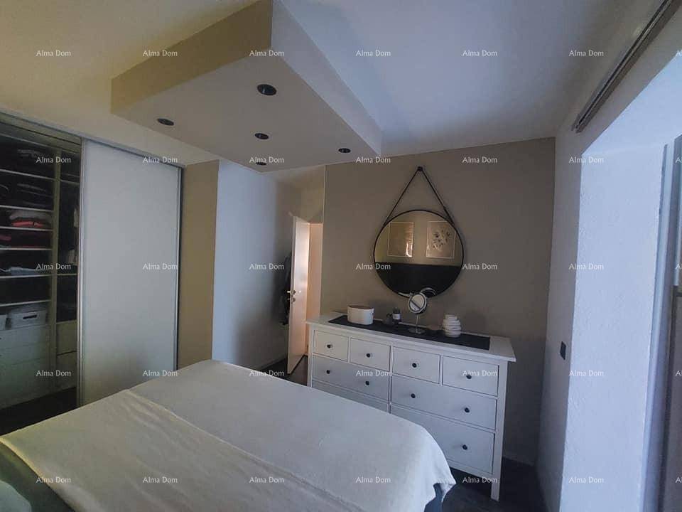 Helles Schlafzimmer mit stilvoller Kommode, rundem Spiegel und integriertem Kleiderschrank für viel Stauraum.