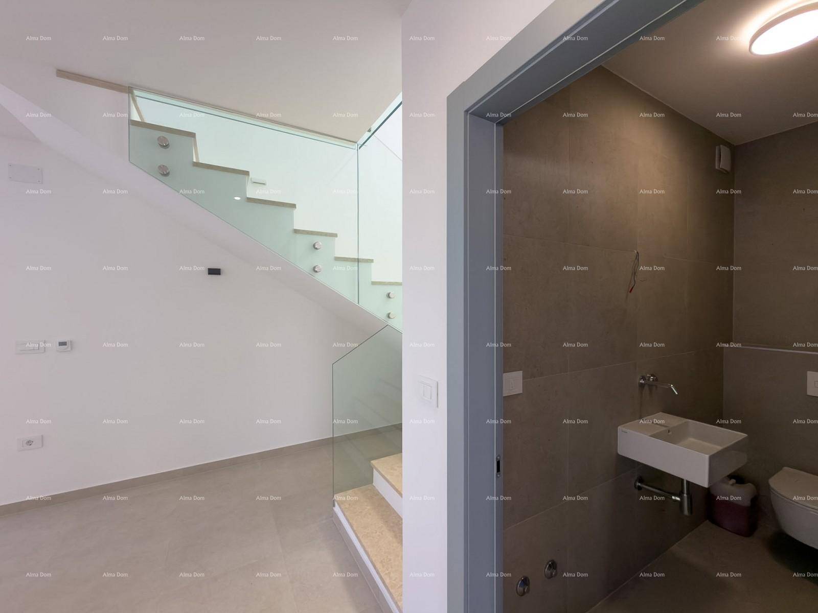 Gäste-WC mit modernem Design, Wand-WC und kleinem Waschbecken neben der Treppe.