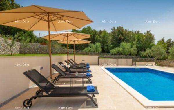 Detailansicht des Poolbereichs mit mehreren Liegestühlen und Sonnenschirmen für sonnige Tage.