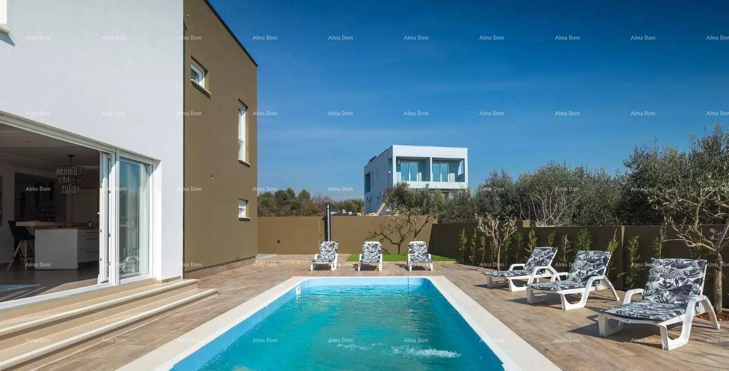 Außenansicht der modernen Villa mit Poolbereich und Liegestühlen, umgeben von mediterranen Bäumen.