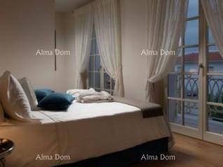 Helles Schlafzimmer mit Zugang zu einem Balkon, der einen schönen Ausblick bietet.