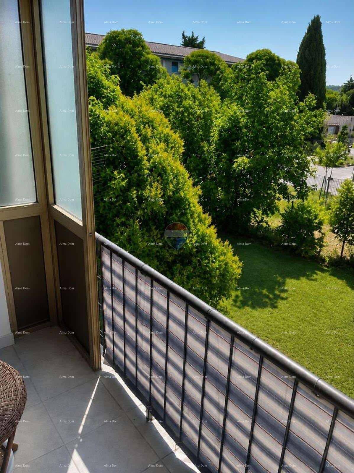 Balkon mit weitem Blick auf grüne Bäume und die umliegende Landschaft.
