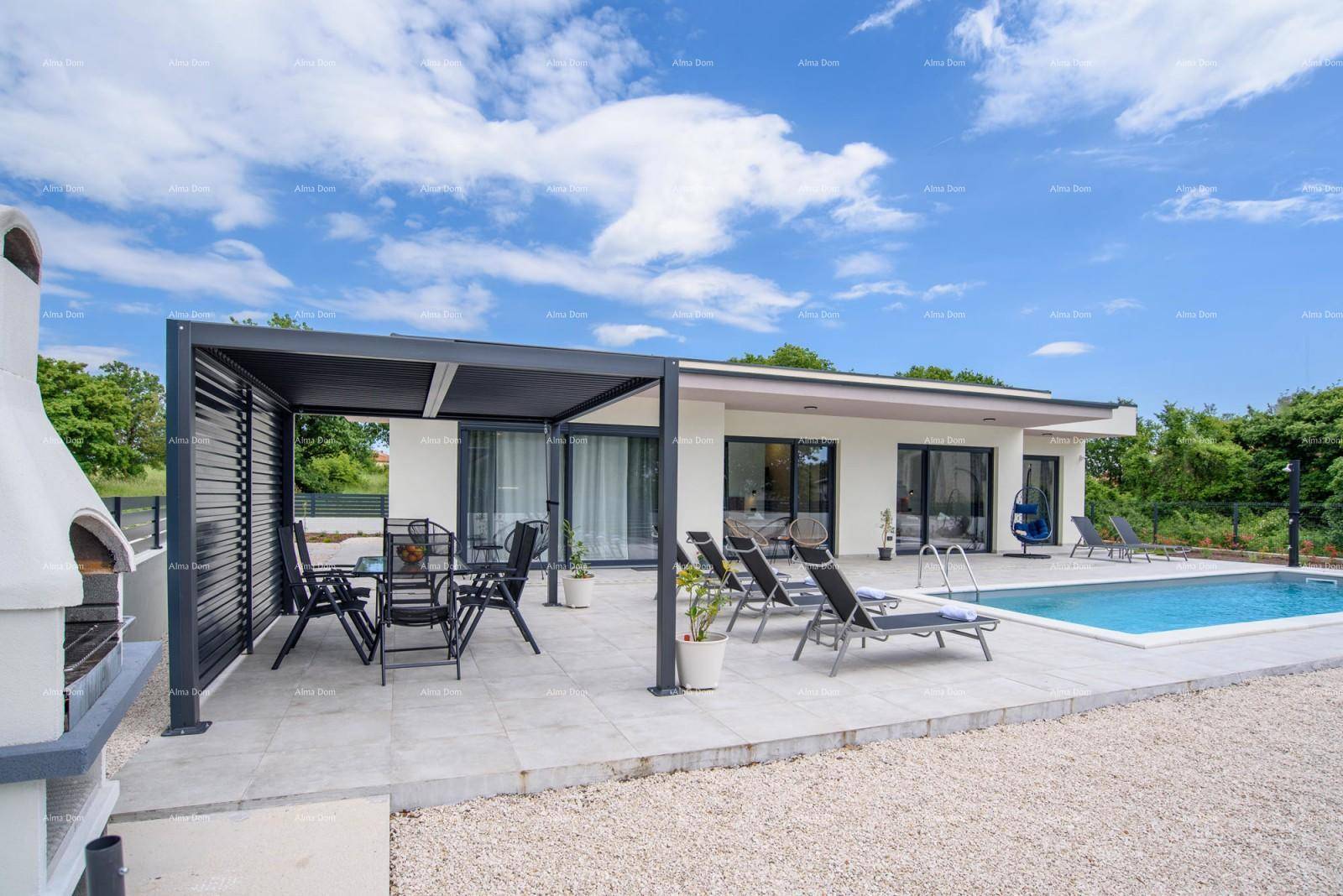 Geräumige Terrasse mit Esstisch, Grillbereich und Blick auf den modernen Swimmingpool des Hauses.