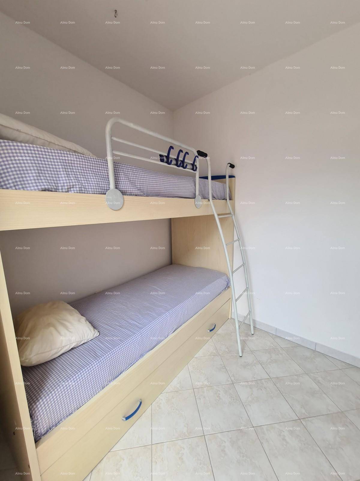 Kinderzimmer mit Etagenbett und hellem Fliesenboden, ideal für mehrere Kinder oder Gäste.