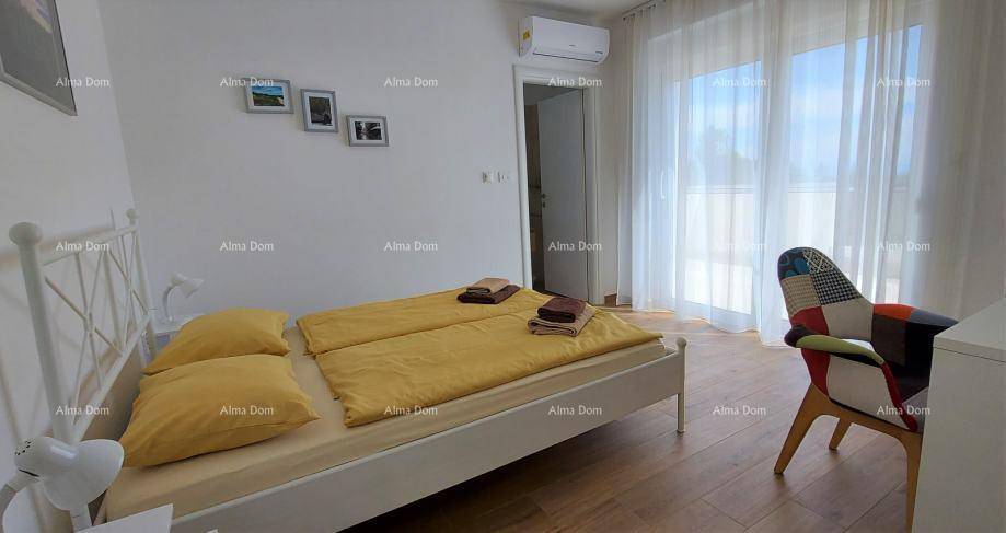 Komfortables Schlafzimmer mit Doppelbett, Klimaanlage und großen Fenstertüren für viel Tageslicht.