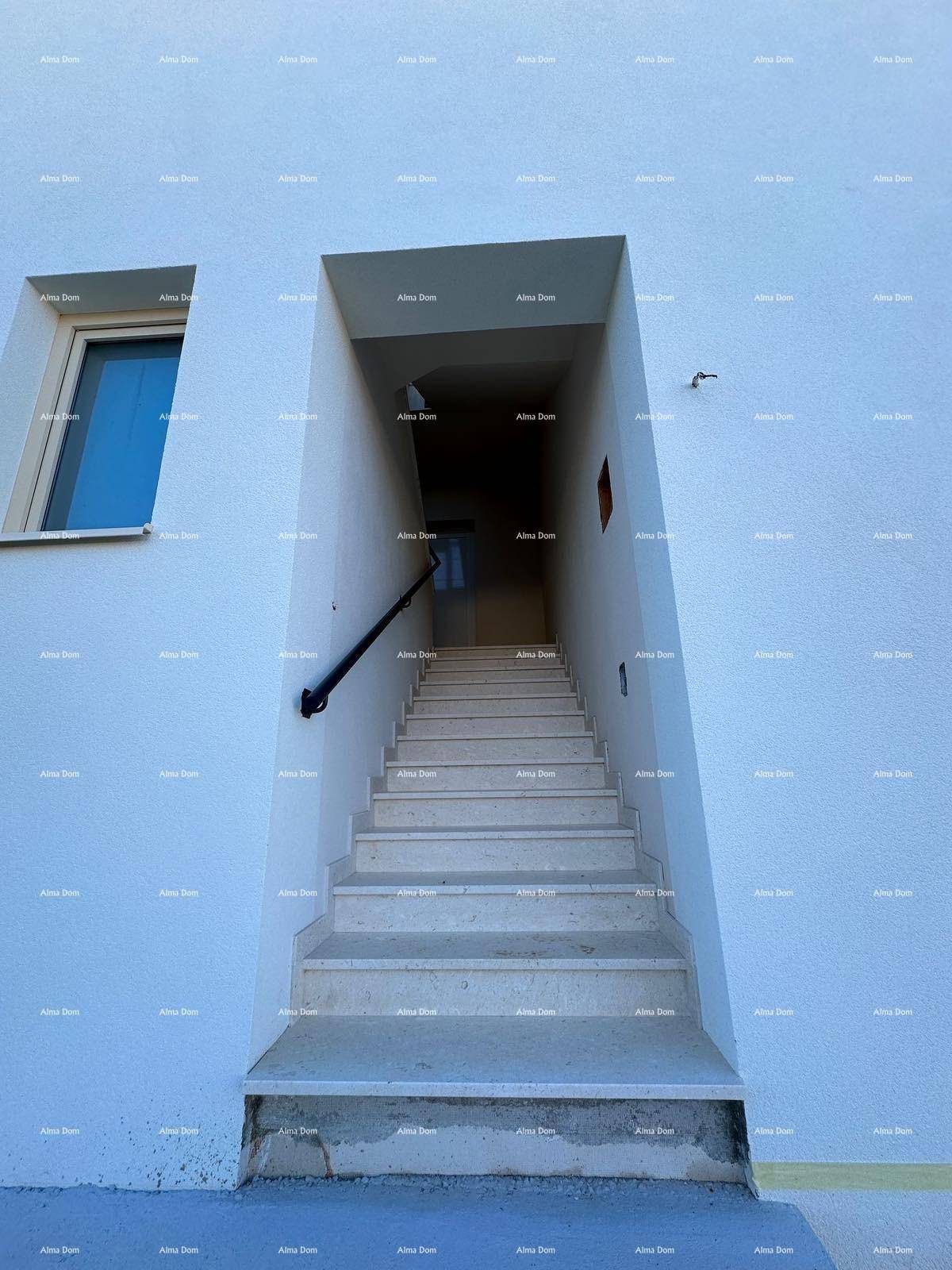 Außentreppe führt zum Eingang eines modernen Gebäudes mit weißer Fassade.