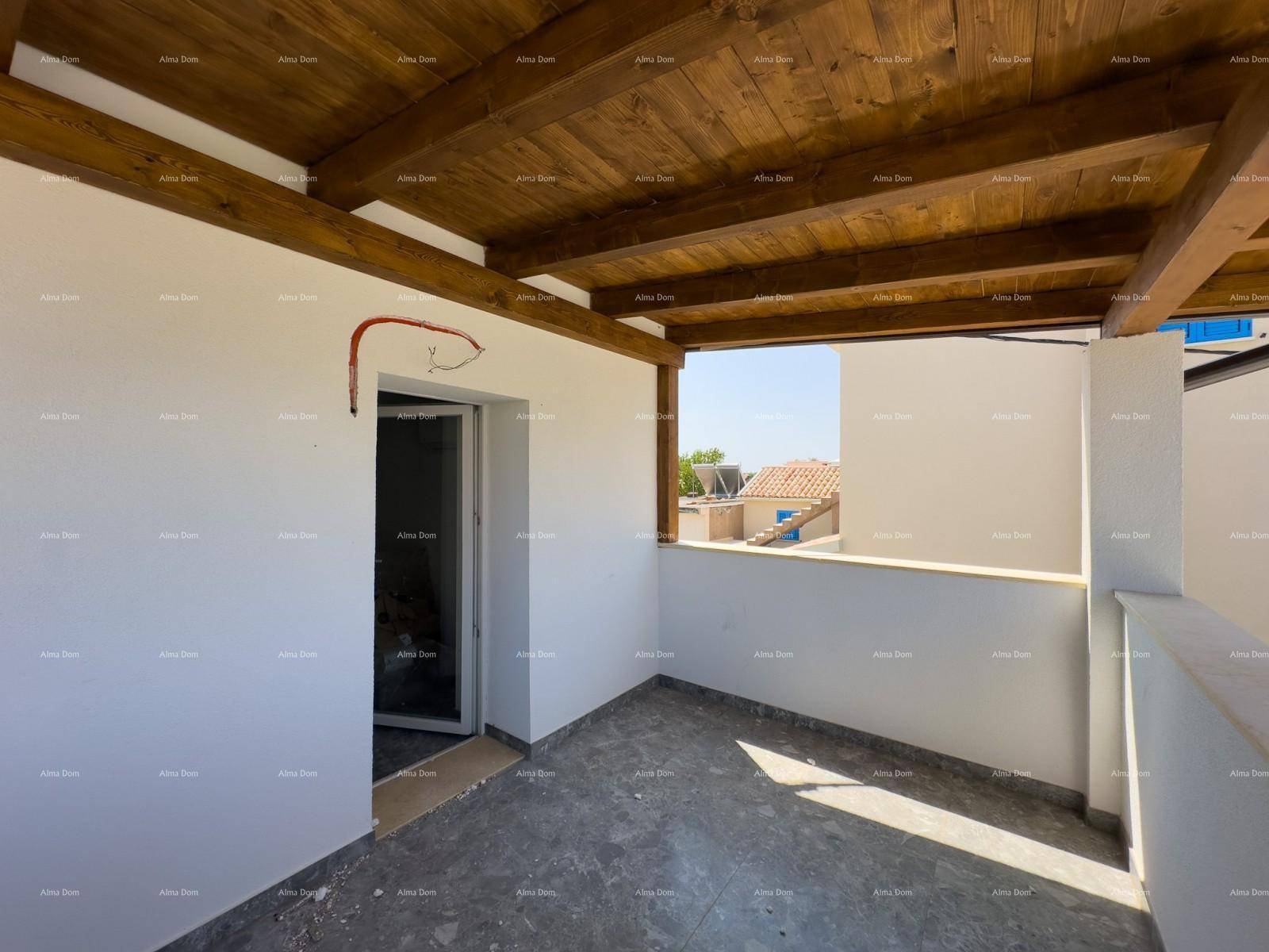 Geräumige überdachte Terrasse mit Holzbalken und Fliesenboden, ideal für entspannte Stunden im Freien.