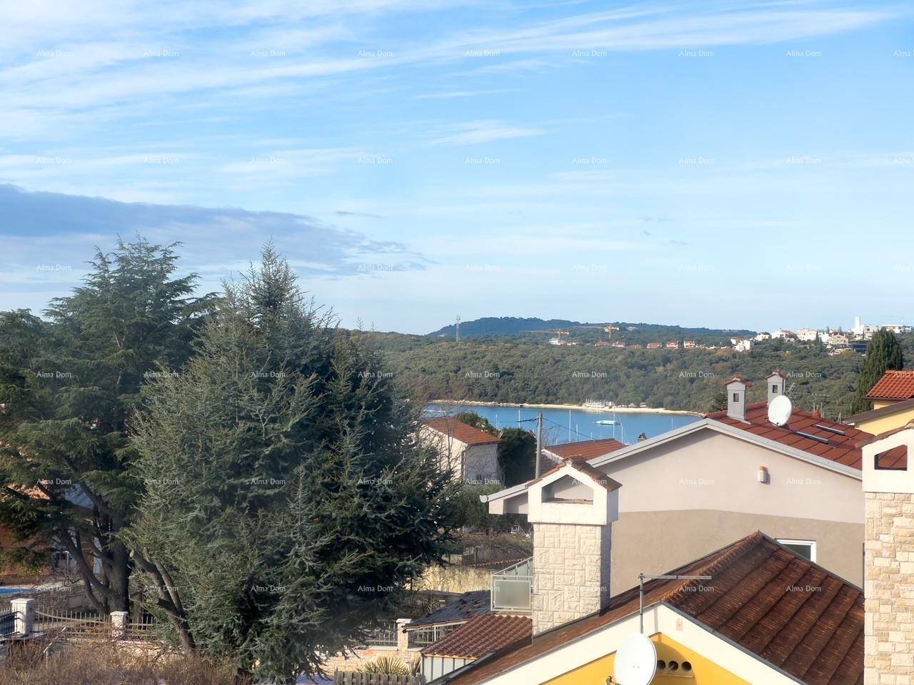 Weitläufiger Blick auf die Küste, das Meer und die umliegende grüne Landschaft.