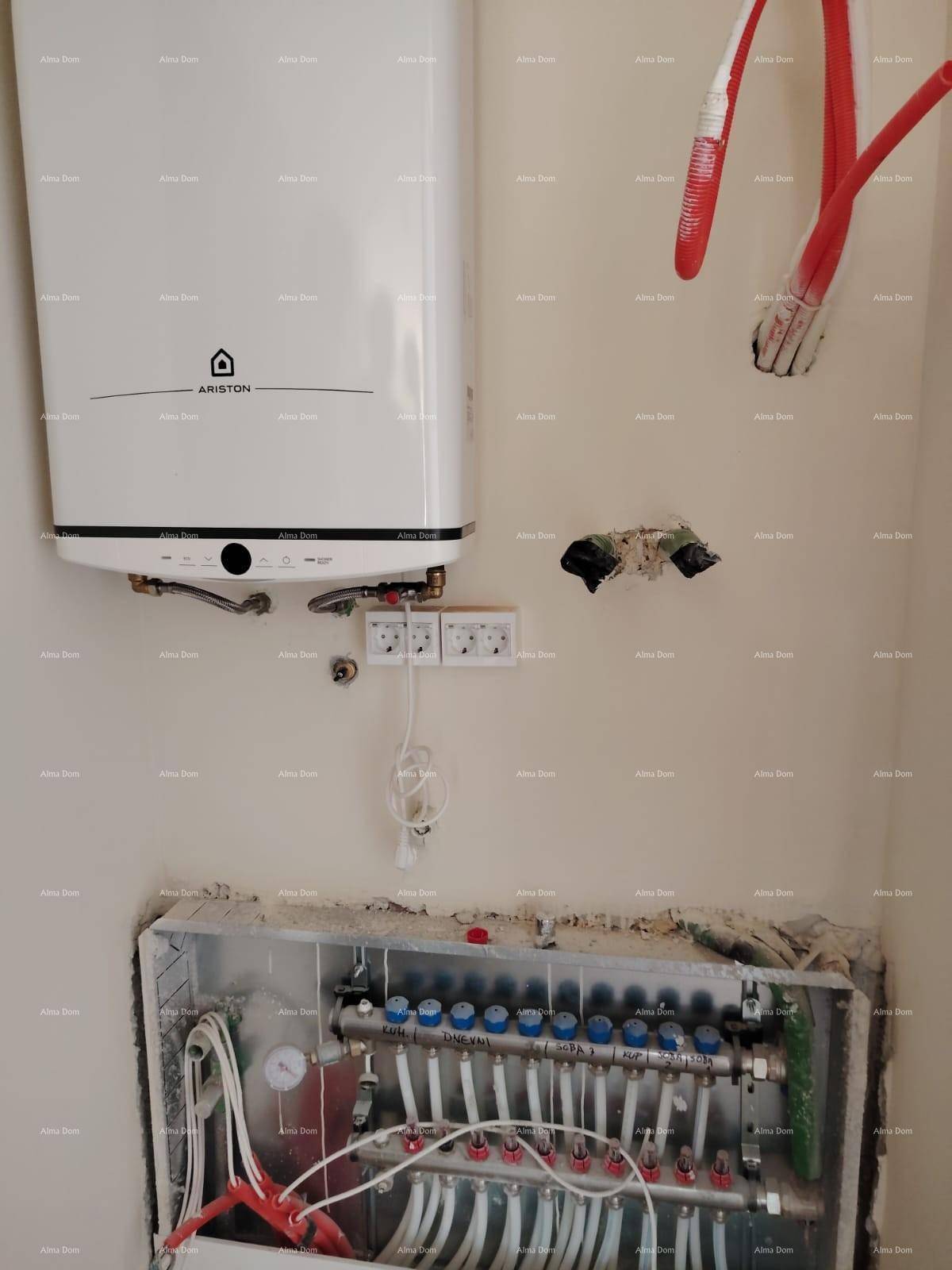 Installationen für Warmwasserbereitung und Fußbodenheizung, effiziente Haustechnik.