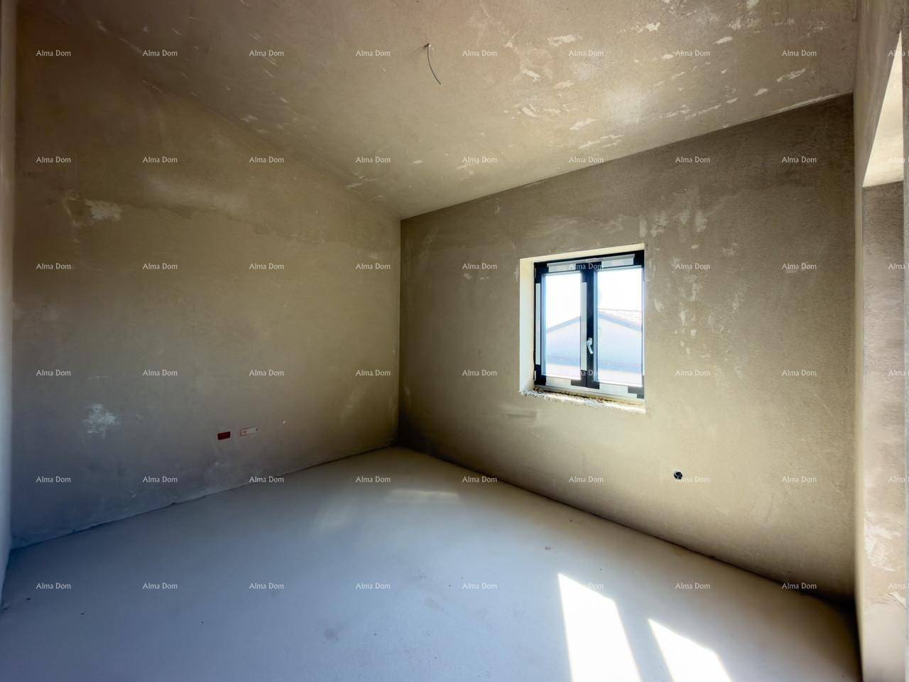 Unfertiger Raum in einem Neubau mit einem Fenster, das natürliches Licht hereinlässt.