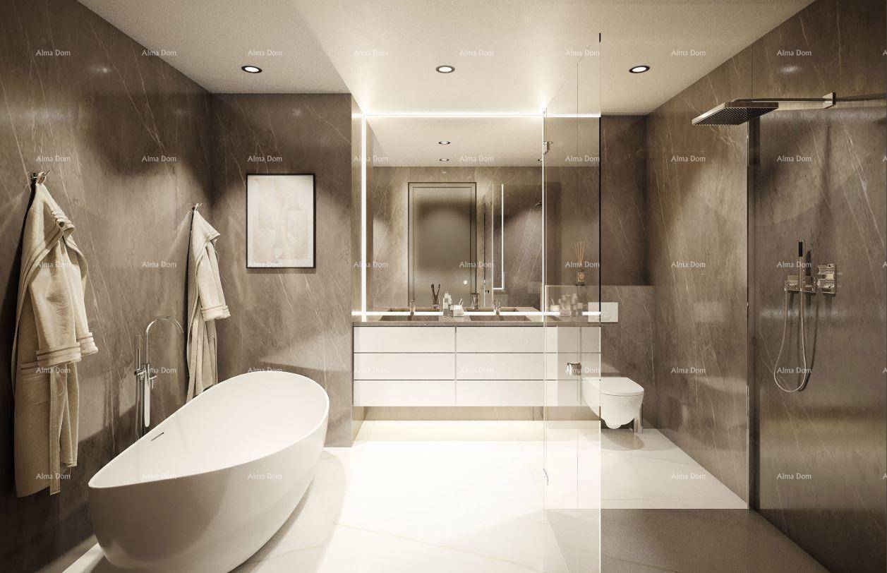 Luxuriöses Badezimmer mit freistehender Badewanne, begehbarer Dusche und Doppelwaschbecken.