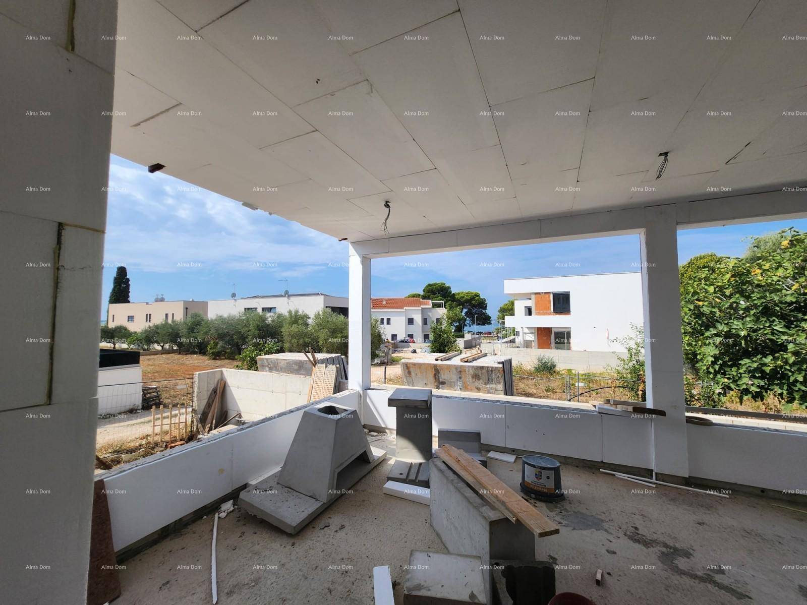 Große überdachte Terrasse im Rohbau mit Meerblick und Blick auf die umliegende Nachbarschaft.